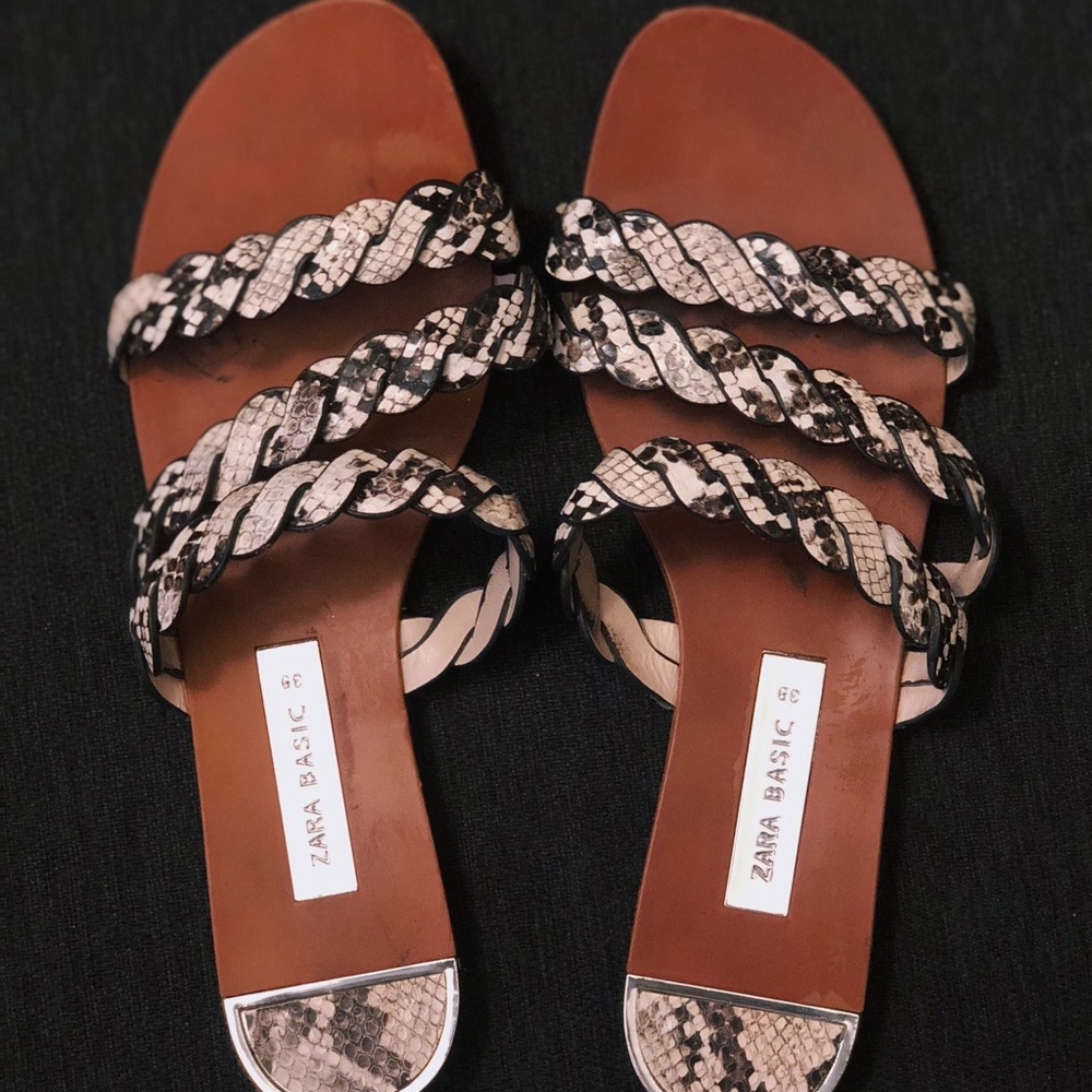 LIKE NEW ZARA SNAKE PRINT SANDES